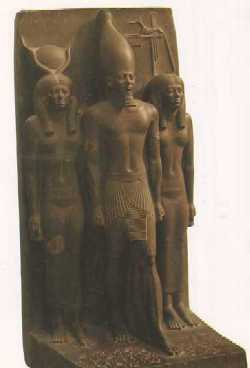 Menkaure (centre)