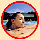 Bild: Frau am Pool in Ruhestellung.