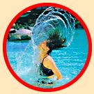 Bild: Frau im Pool mit Kopfbewegung.